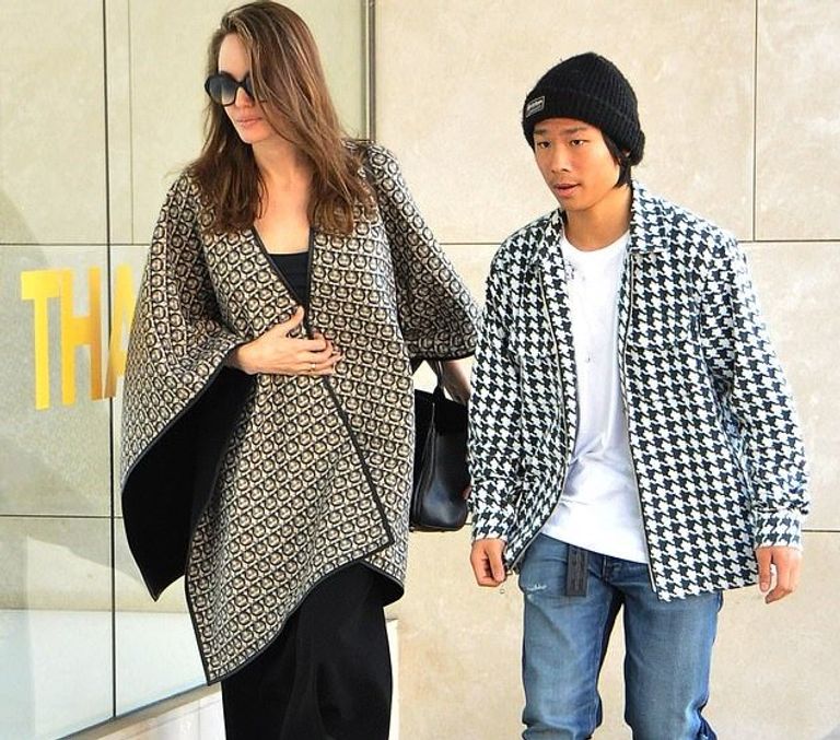 أنجلينا جولي برفقة ابنها باكس