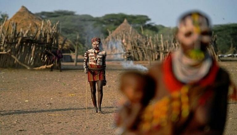 دراسة تكشف سر طلاء أجساد أفراد القبائل الأفريقية باللون الأبيض