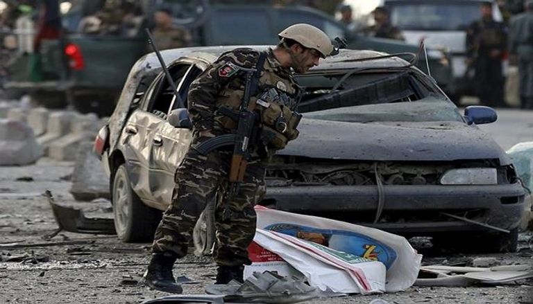 أحد الجنود الأفغان يتفقد موقعا للتفجير - أرشيفية
