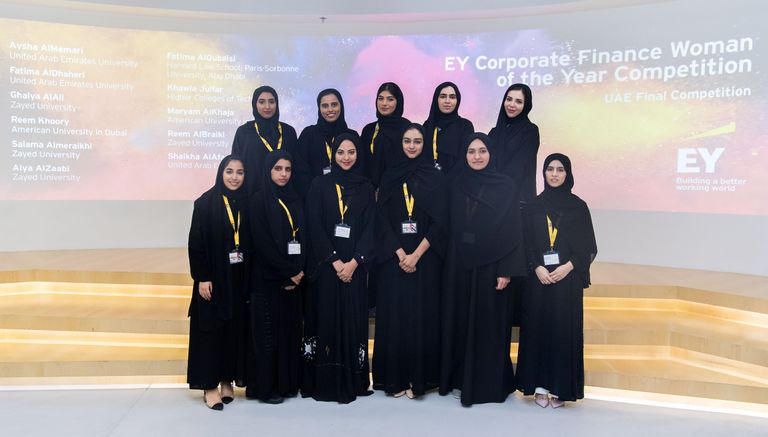 غالية العلي خلال تسلمها جائزة سيدة العام في مجال التمويل المؤسسي