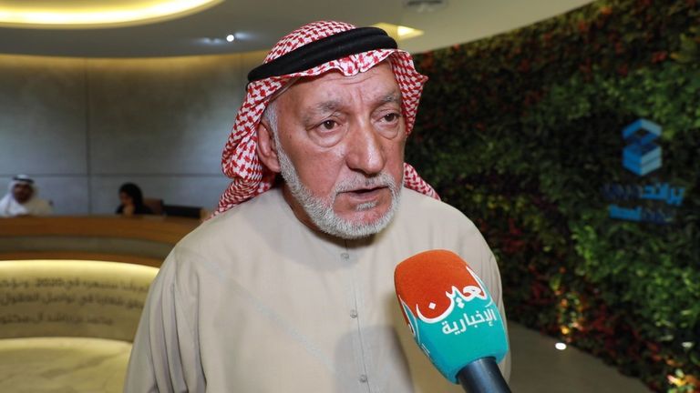 صورة تذكارية للمجلس الشرفي لجمعية الصحفيين الإماراتية