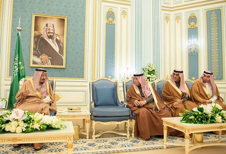 استقبال خادم الحرمين كبار مسؤولي وزارة التجارة والاستثمار في المملكة