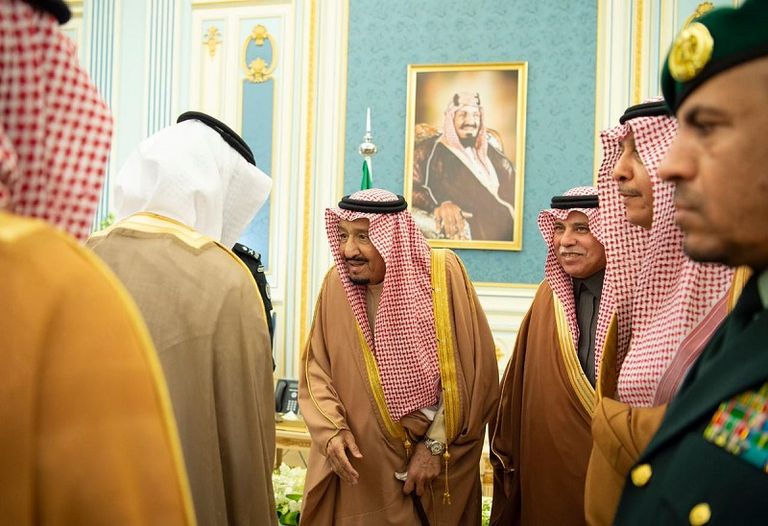 استقبال خادم الحرمين كبار مسؤولي وزارة التجارة والاستثمار في المملكة