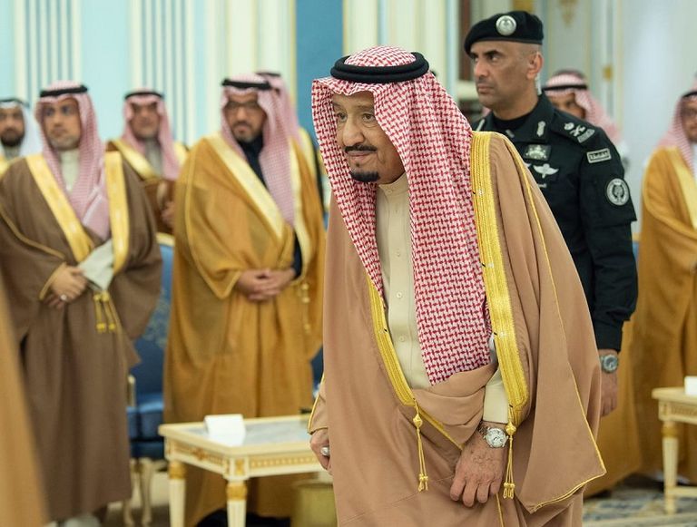 استقبال خادم الحرمين كبار مسؤولي وزارة التجارة والاستثمار في المملكة