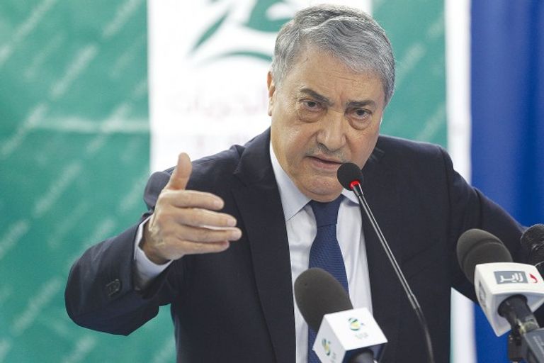 علي بن فليس الرئيس الجزائري يدلي بصوته في الانتخابات البرلمانية - أرشيقية