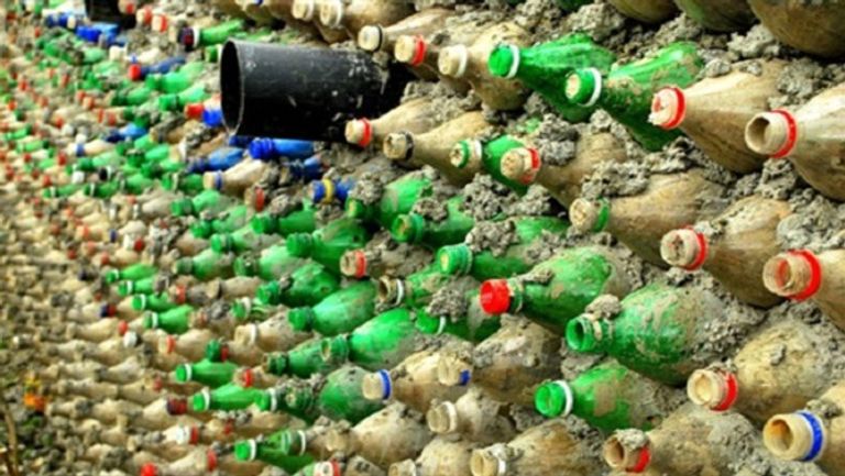 استخدام زجاجات البلاستيك بدلا من الطوب  تدوير البلاستيك ينقذ البحار من التلوث