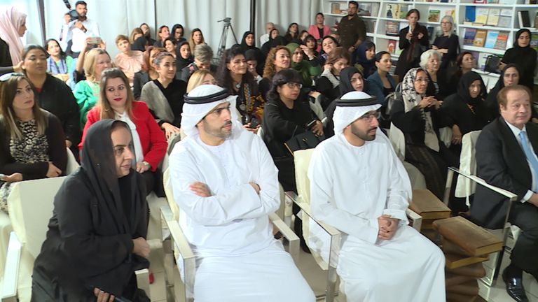 لوحة الشيخة صنعاء بن حشر آل مكتوم في معرض "قصتها"