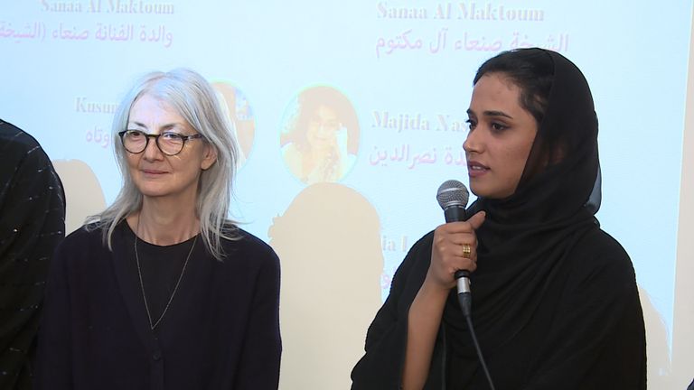 لوحة الشيخة صنعاء بن حشر آل مكتوم في معرض "قصتها"