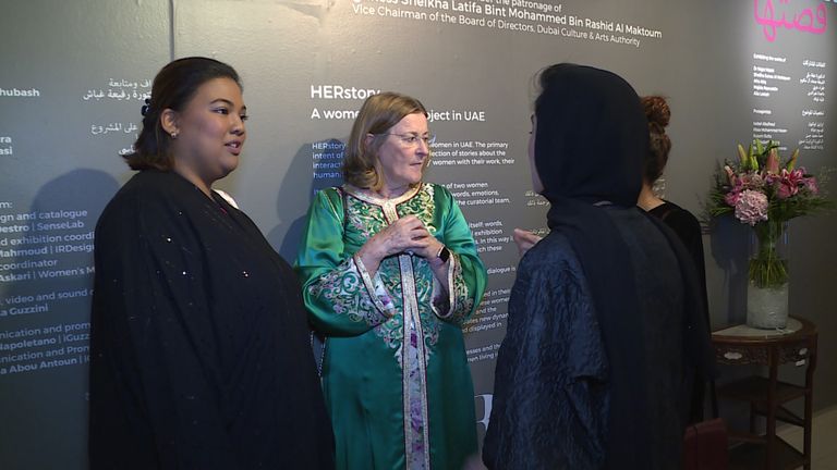 لوحة الشيخة صنعاء بن حشر آل مكتوم في معرض "قصتها"