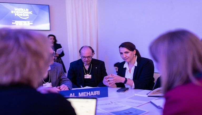 مريم المهيري خلال مشاركتها في فعاليات المنتدى الاقتصادي العالمي