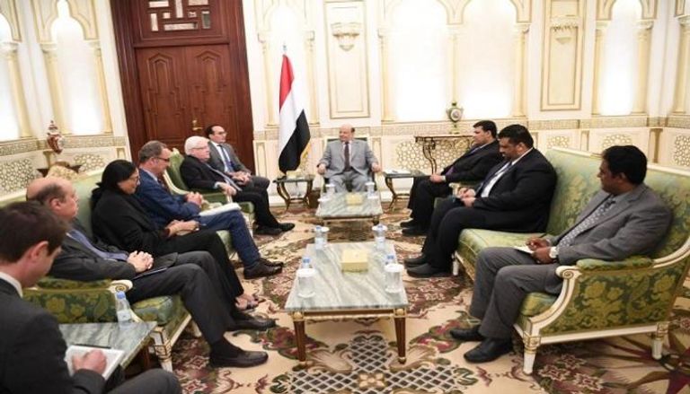 الرئيس اليمني يلتقي مارتن جريفث وباتريك كاميرت