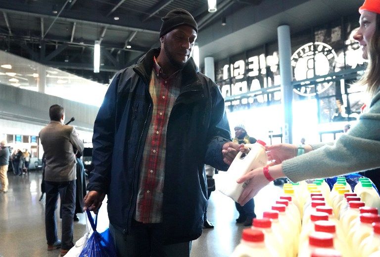 موظفون أمريكيون يتسولون الطعام بعد حرمانهم من رواتبهم