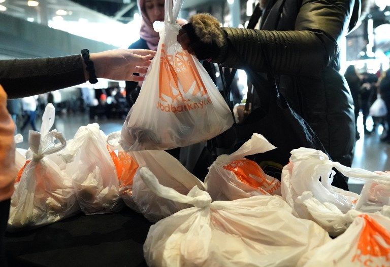 موظفون أمريكيون يتسولون الطعام بعد حرمانهم من رواتبهم