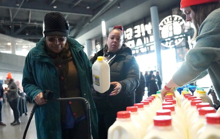 موظفون أمريكيون يتسولون الطعام بعد حرمانهم من رواتبهم