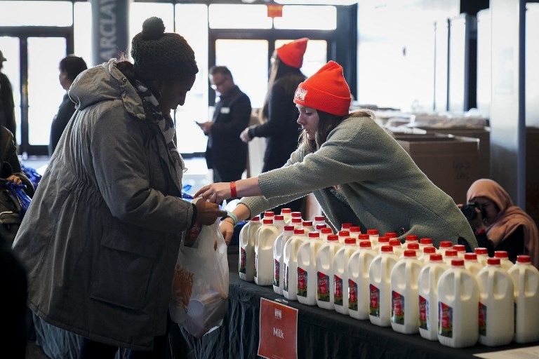 موظفون أمريكيون يتسولون الطعام بعد حرمانهم من رواتبهم