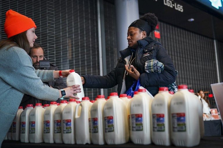 موظفون أمريكيون يتسولون الطعام بعد حرمانهم من رواتبهم