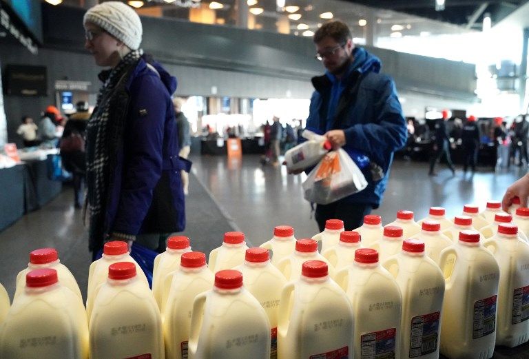 موظفون أمريكيون يتسولون الطعام بعد حرمانهم من رواتبهم