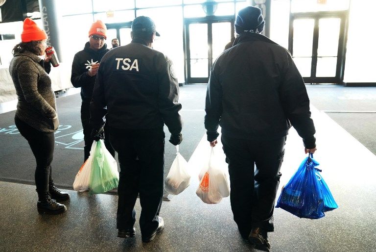 موظفون أمريكيون يتسولون الطعام بعد حرمانهم من رواتبهم