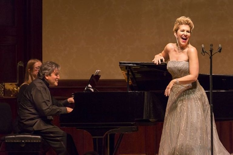 الشيخ نهيان بن مبارك آل نهيان يكرم مغنية الأوبرا الأمريكية