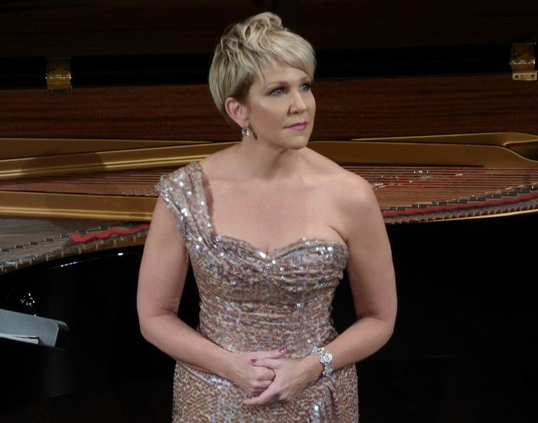 الشيخ نهيان بن مبارك آل نهيان يكرم مغنية الأوبرا الأمريكية