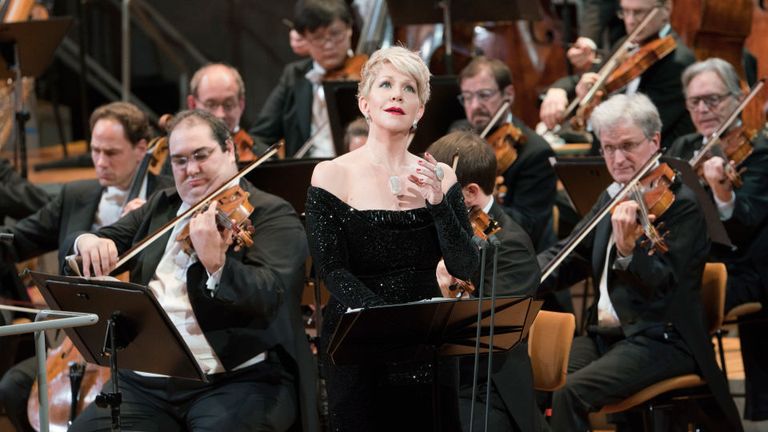 الشيخ نهيان بن مبارك آل نهيان يكرم مغنية الأوبرا الأمريكية