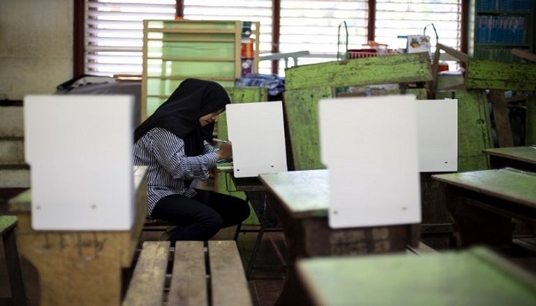 الناخبون في الفلبين أمام صناديق الاقتراع - الفرنسية