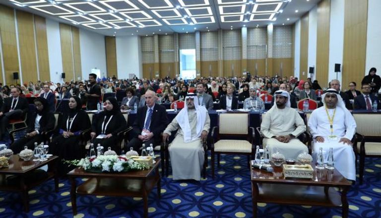 وزير التسامح الإماراتي يتابع فعاليات المؤتمر