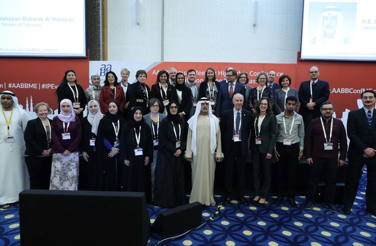 وزير التسامح الإماراتي يتابع فعاليات المؤتمر