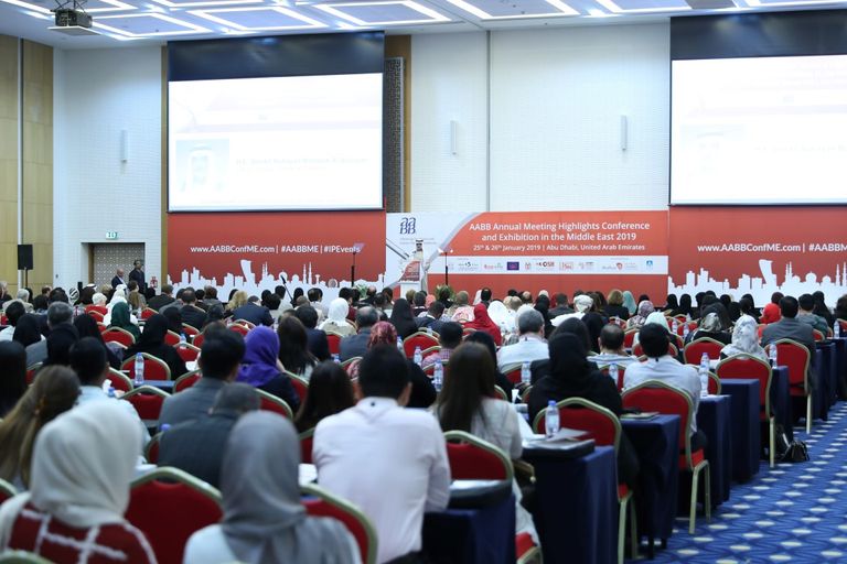 وزير التسامح الإماراتي يتابع فعاليات المؤتمر