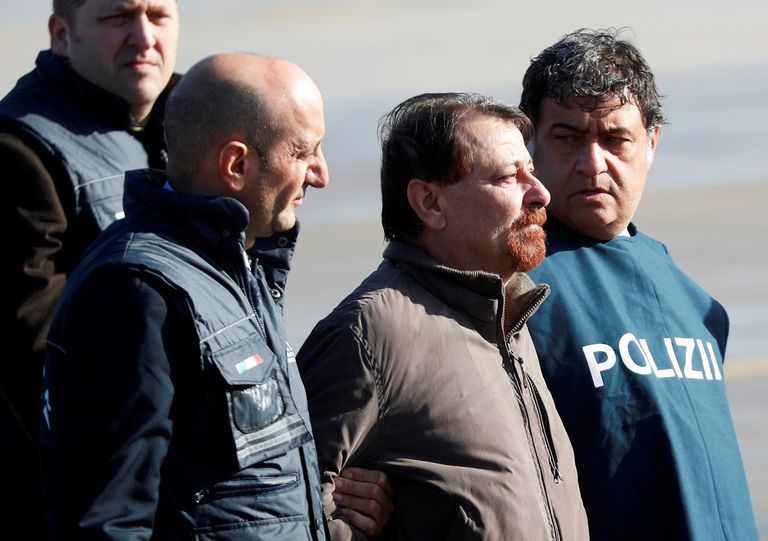 تشيزاري باتيستي برفقة الشرطة الإيطالية