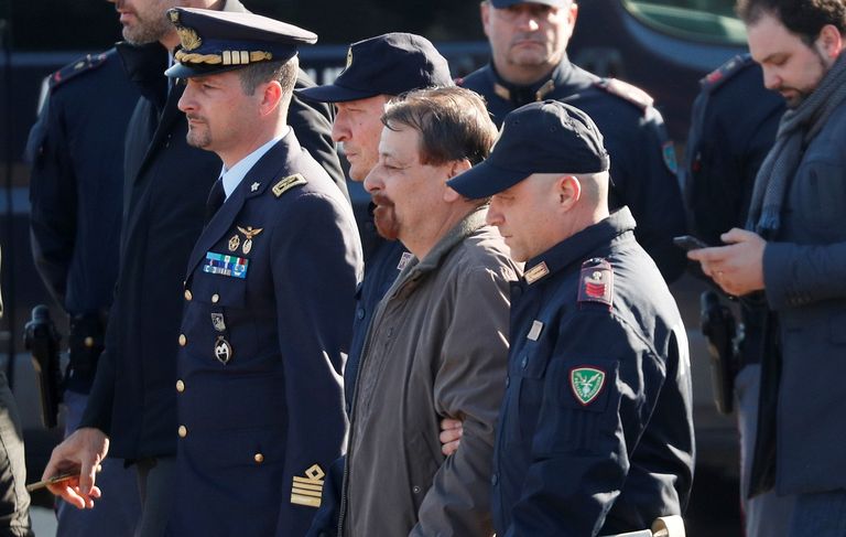 تشيزاري باتيستي برفقة الشرطة الإيطالية