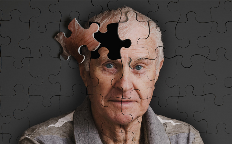 أطعمة تمنع الزهايمر أطعمة تقي من مرض ألزهايمر.. بينها السلمون والتوابل