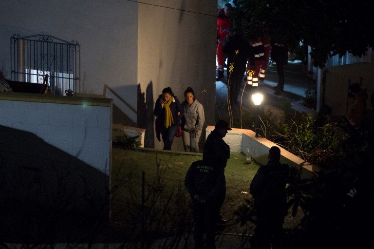 مروحية تابعة للحرس المدني الإسباني تستعدّ للهبوط في موقع الحادث