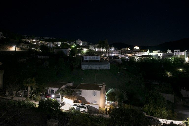 مروحية تابعة للحرس المدني الإسباني تستعدّ للهبوط في موقع الحادث