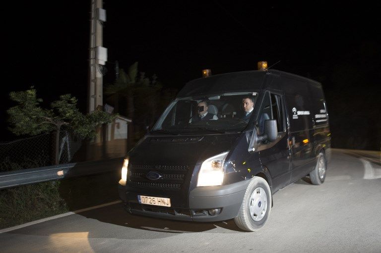 مروحية تابعة للحرس المدني الإسباني تستعدّ للهبوط في موقع الحادث