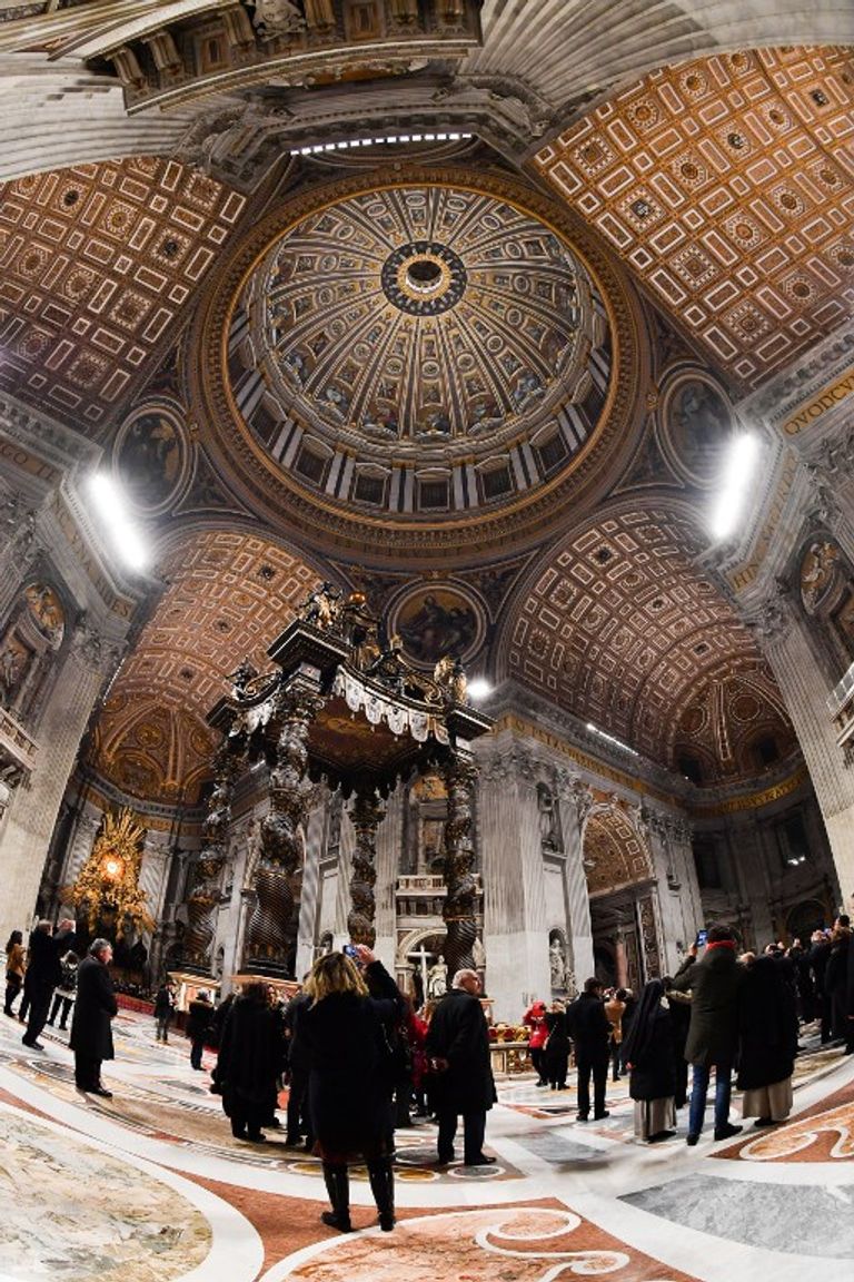 نظام إضاءة جديد بكاتدرائية القديس بطرس يبرز فسيفساء القباب