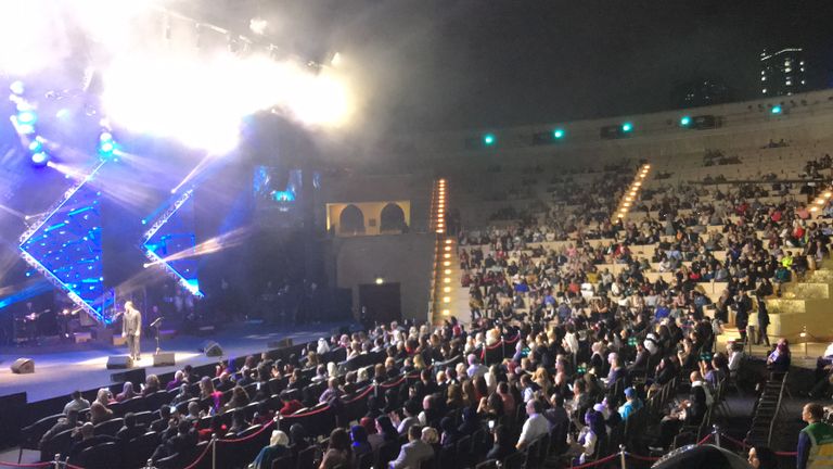 هاني شاكر ووائل جسار يشعلان أولى حفلات مسرح المجاز بالشارقة