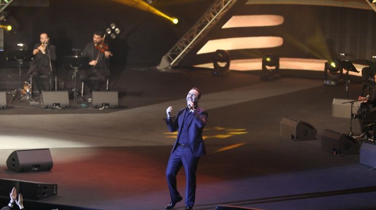 هاني شاكر ووائل جسار يشعلان أولى حفلات مسرح المجاز بالشارقة