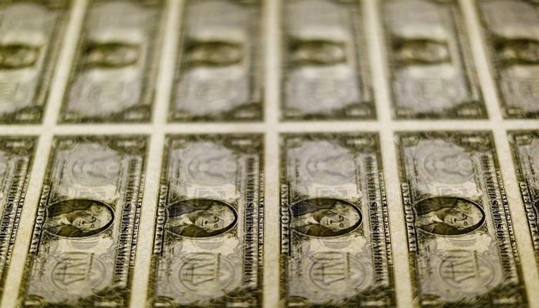 الدولار يفقد الزخم مع تحول الأنظار لتحركات المركزي الأمريكي