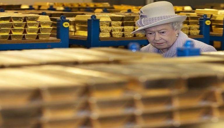 ملكة بريطانيا خلال زيارة لمستودعات الذهب ببنك إنجلترا - أرشيفية