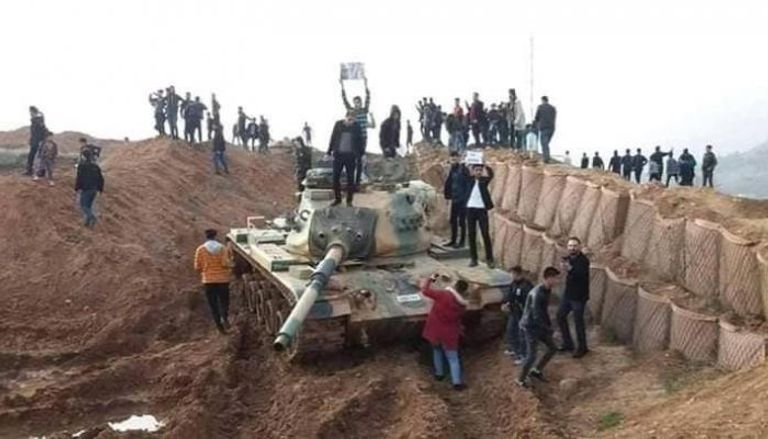عراقيون داخل المقر العسكري التركي احتجاجا على القصف التركي