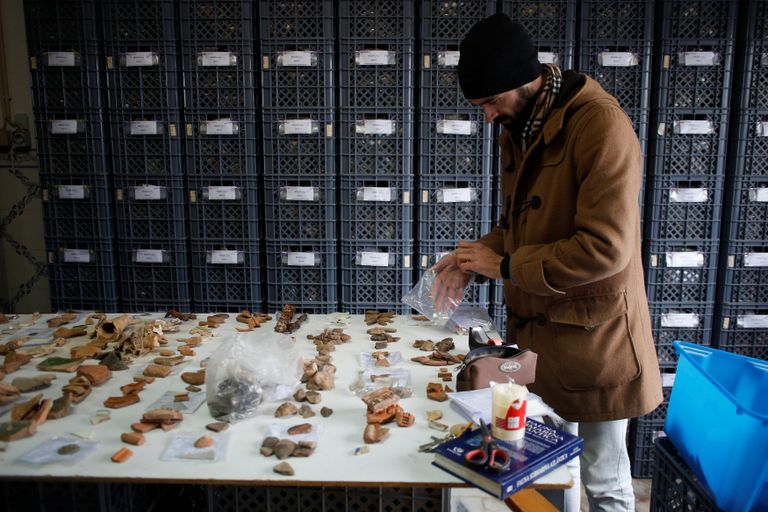 بعض الآثار المكتشفة داخل المقبرة الرومانية