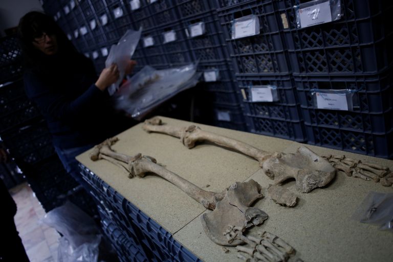 بعض الآثار المكتشفة داخل المقبرة الرومانية