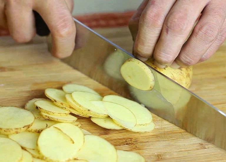 الشيبسي قد يعرض طفلك لـ10 أمراض