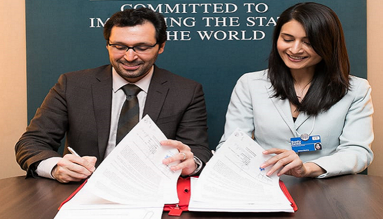 جانب من توقيع اتفاقية الشراكة بين "دبي العطاء" و"دافوس"