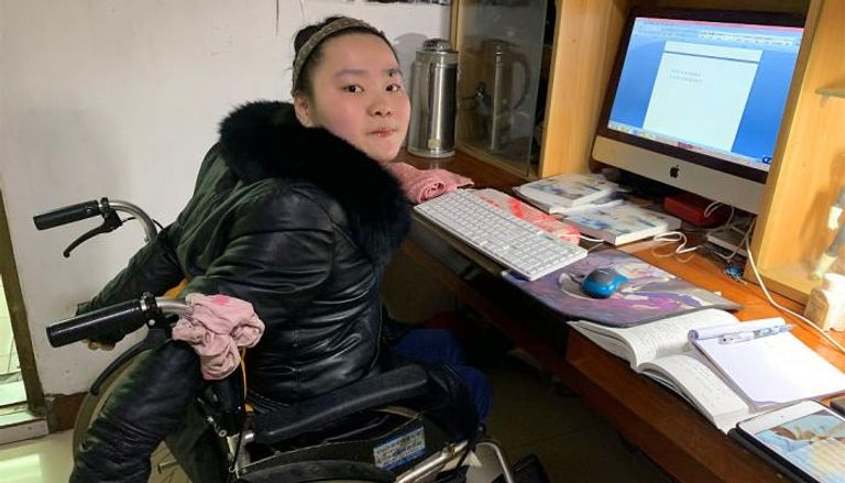 صينية من ذوات الهمم تستخدم شفتيها في الكتابة على الكمبيوتر