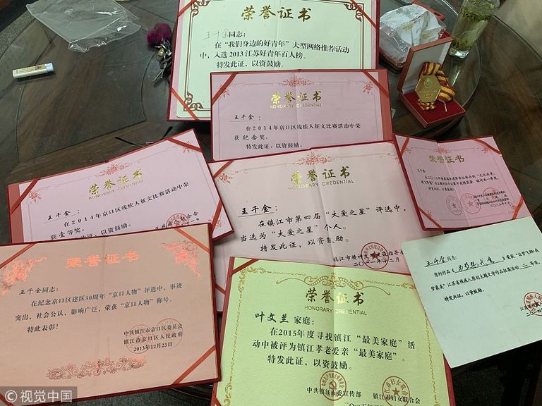 صينية من ذوات الهمم تستخدم شفتيها في الكتابة على الكمبيوتر