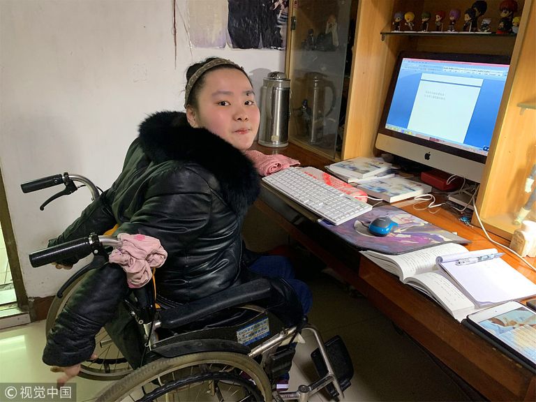 صينية من ذوات الهمم تستخدم شفتيها في الكتابة على الكمبيوتر