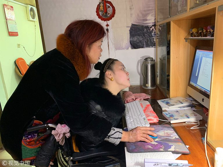 صينية من ذوات الهمم تستخدم شفتيها في الكتابة على الكمبيوتر