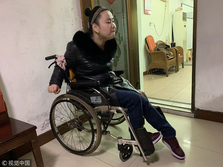 صينية من ذوات الهمم تستخدم شفتيها في الكتابة على الكمبيوتر